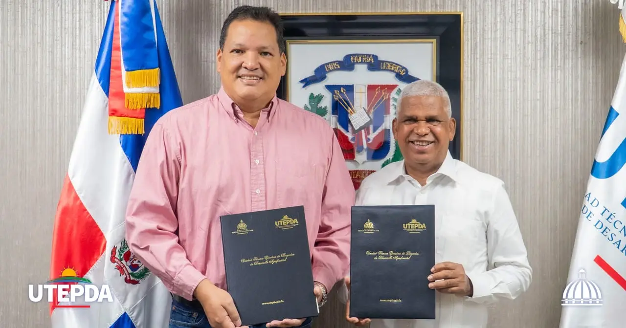 Los representantes de UTEPDA y AFIPA posan con las carpetas del convenio firmado, frente a la bandera y el escudo dominicanos
