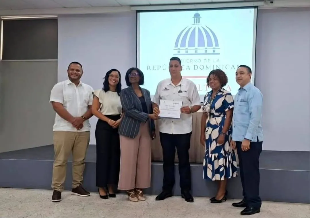 Un técnico recibe su certificado del curso piloto de drones agrícolas, de pie en el escenario junto a funcionarios del Ministerio de Agricultura