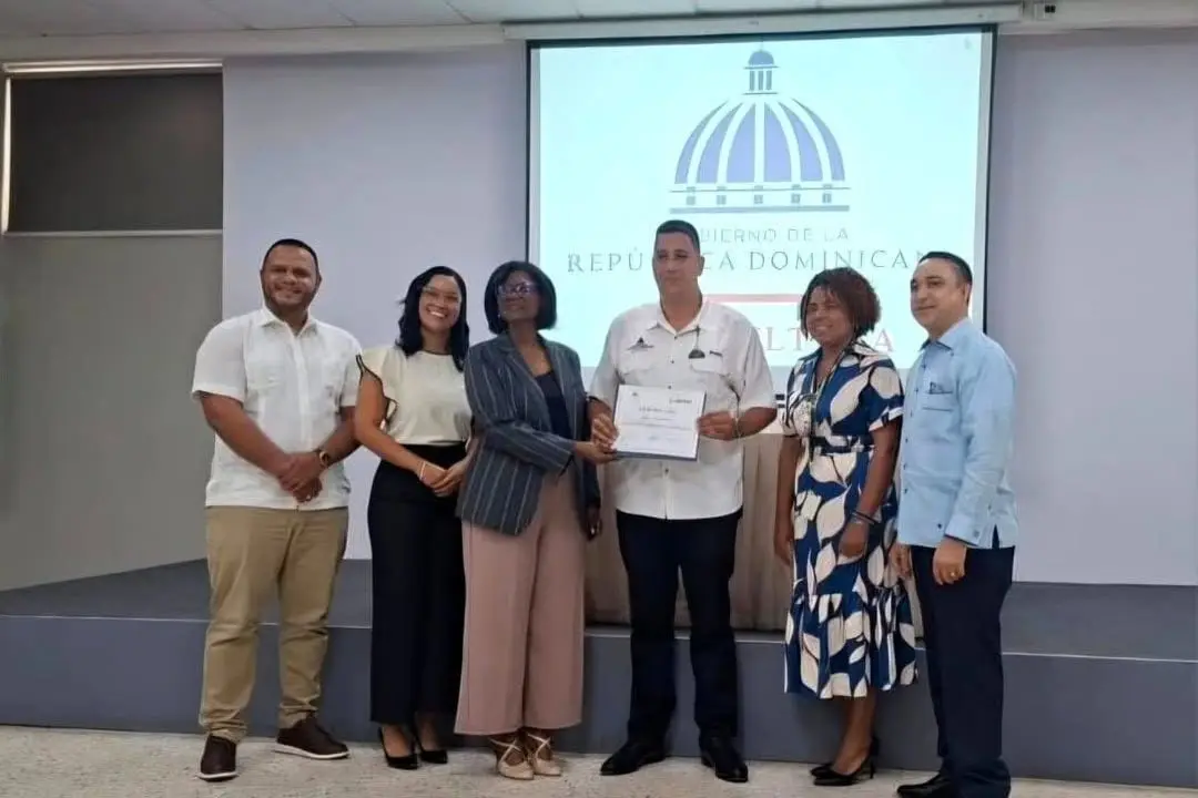 Un técnico recibe su certificado del curso piloto de drones agrícolas, de pie en el escenario junto a funcionarios del Ministerio de Agricultura