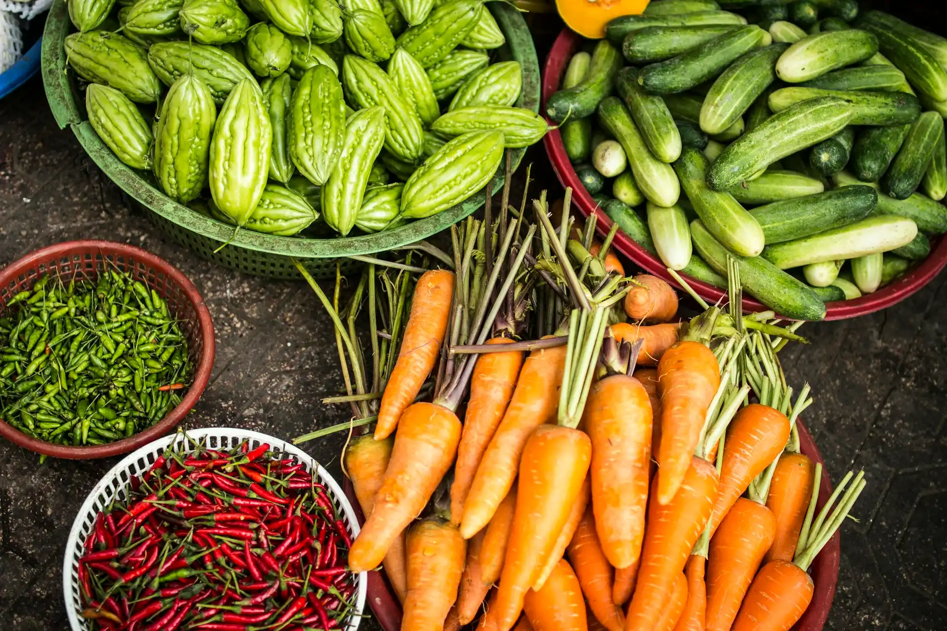 Vegetales frescos en cestas de mercado
